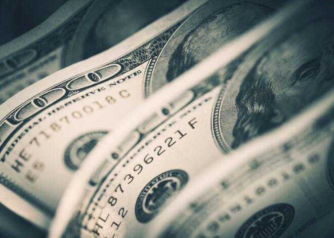 Golpe electoral: el dólar sube al techo de la banda y el riesgo país supera la barrera de los 1000 puntos
