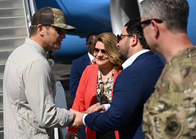 El secretario de Guerra de Trump visita por sorpresa Puerto Rico y el mayor buque de EE.UU. desplegado cerca de Venezuela