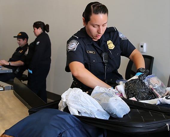Llegó a un aeropuerto de EE.UU. desde Colombia, llevaba medicamentos y la CBP lo frenó por no llevar este documento Llegó a un aeropuerto de EE.UU. desde Colombia, llevaba medicamentos y la CBP lo frenó por no llevar este documento