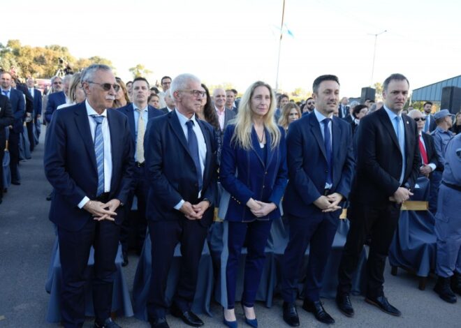 Milei llevó a Espert a un acto pero lo escondió en la tercera fila Milei llevó a Espert a un acto pero lo escondió en la tercera fila