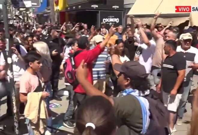 Milei tuvo que suspender una caminata de campaña en Santa Fe por protestas