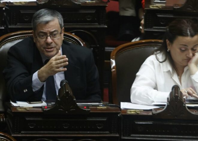 El peronismo advierte a los gobernadores que si ayudan a Milei con la ley de DNU voltean impuesto a los combustibles El peronismo advierte a los gobernadores que si ayudan a Milei con la ley de DNU voltean impuesto a los combustibles
