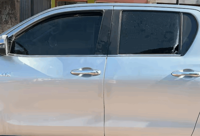 Balearon la camioneta de Juan Manuel Urtubey mientras hacía campaña en Salta Balearon la camioneta de Juan Manuel Urtubey mientras hacía campaña en Salta