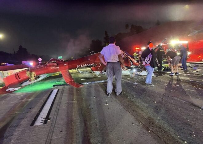 Estados Unidos: un helicóptero médico se estrelló en una autopista de California