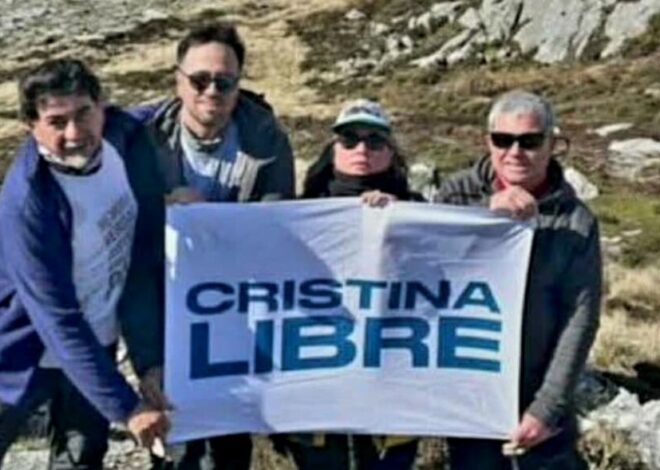 Excombatientes kirchneristas desplegaron en las Islas Malvinas una bandera con la leyenda “Cristina libre” Excombatientes kirchneristas desplegaron en las Islas Malvinas una bandera con la leyenda “Cristina libre”