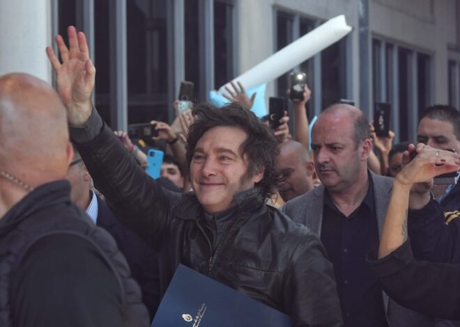 En medio del escándalo de Espert, Milei hace campaña en Santa Fe y Entre Ríos En medio del escándalo de Espert, Milei hace campaña en Santa Fe y Entre Ríos