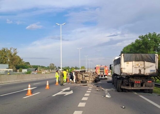 Una pick-up chocó contra un camión y volcó en Acceso Oeste: murieron dos personas Una pick-up chocó contra un camión y volcó en Acceso Oeste: murieron dos personas
