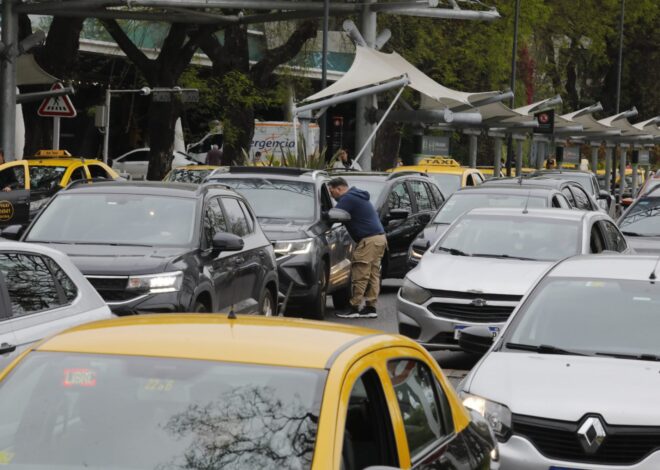 Aeroparque: taxistas y choferes de aplicaciones se unen contra un grupo “camuflado” y escala una pelea inesperada