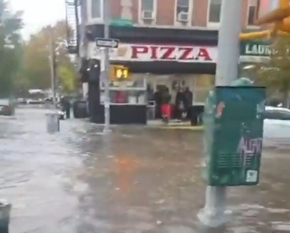Dos personas murieron por inundaciones en la Ciudad de Nueva York durante una fuerte tormenta Dos personas murieron por inundaciones en la Ciudad de Nueva York durante una fuerte tormenta
