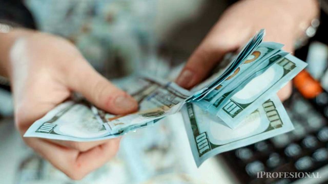 El dólar cayó a su valor más bajo en un mes y se desplomó el precio en el mercado de futuros
