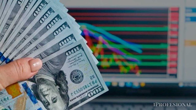 El dólar se recalienta tras la baja de tasas: el oficial subió a $1.470 y el blue saltó $35