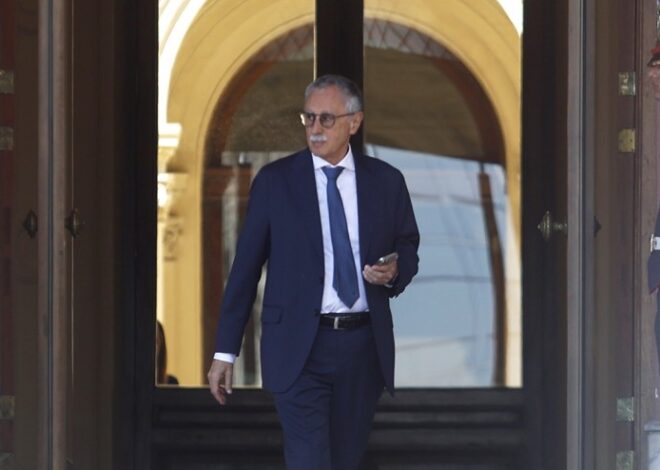 Echan a la mano derecha del ministro Lugones en un golpe a Macri