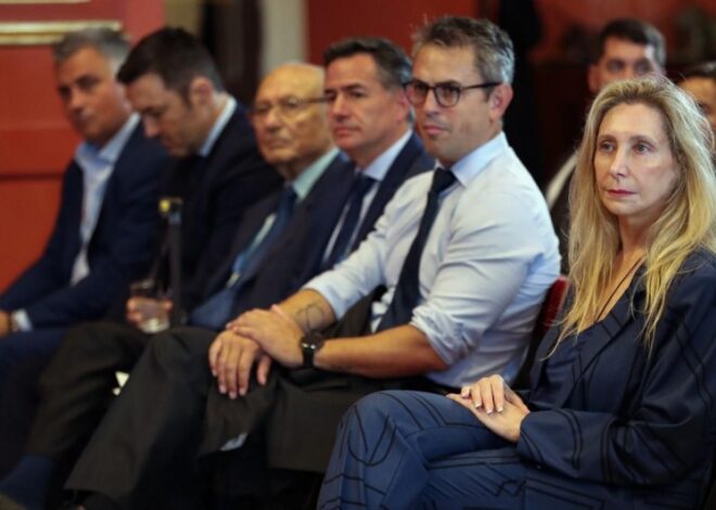 Karina ahora busca avanzar contra el aparato de comunicación de Santiago