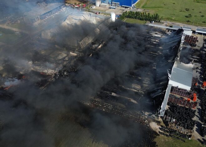 Una impactante explosión en un parque industrial en Ezeiza provocó un incendio que afectó varias plantas