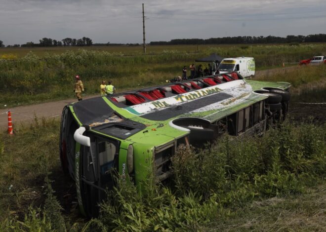 Accidente en la ruta 2: volcó un micro y hay al menos dos muertos