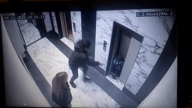 Rusia: un hombre salvó a su hijo de caerse por el hueco de un ascensor Rusia: un hombre salvó a su hijo de caerse por el hueco de un ascensor