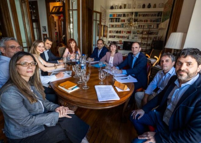 Cristina recibió a economistas para analizar propuestas de “crecimiento productivo y federal” Cristina recibió a economistas para analizar propuestas de “crecimiento productivo y federal”