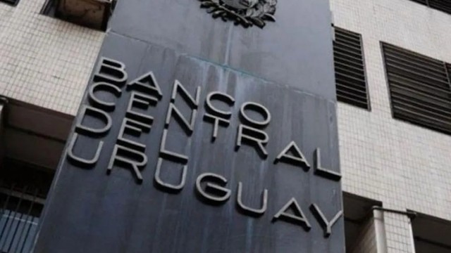 Más moneda local, menos dólares: Uruguay busca incentivar su peso, a la inversa de Argentina