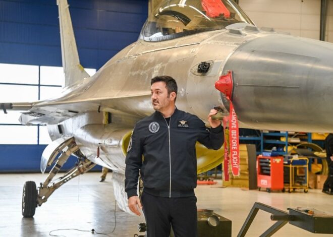 Petri demora la salida de Defensa para no perderse la última foto Top Gun con los F-16 Petri demora la salida de Defensa para no perderse la última foto Top Gun con los F-16