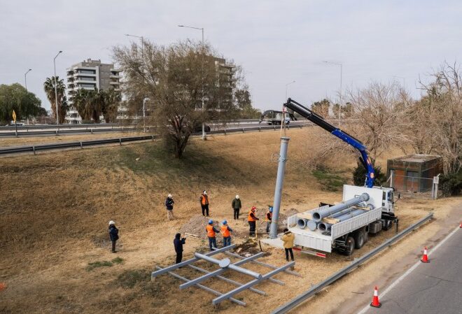 Orrego puso en funcionamiento la primera ruta solar de Argentina