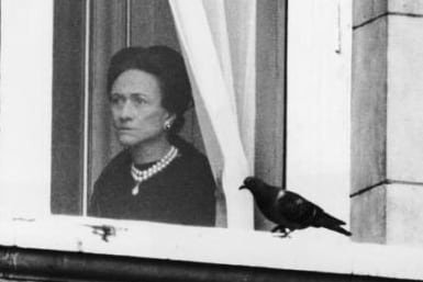 Un rey abdicó por ella y una abogada la mantuvo aislada; el trágico final de Wallis Simpson, la mujer que cambió el rumbo de la realeza Un rey abdicó por ella y una abogada la mantuvo aislada; el trágico final de Wallis Simpson, la mujer que cambió el rumbo de la realeza