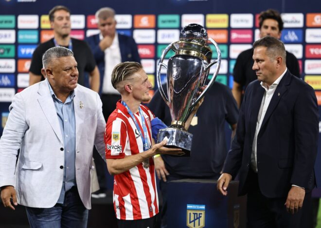 Chiqui Tapia y Estudiantes, una foto incómoda: el presidente de AFA premió al club al que sancionó Chiqui Tapia y Estudiantes, una foto incómoda: el presidente de AFA premió al club al que sancionó