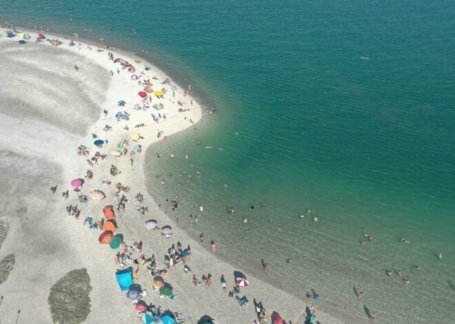 Similar al Caribe: la playa argentina con agua turquesa que parece “brotar desde el suelo”