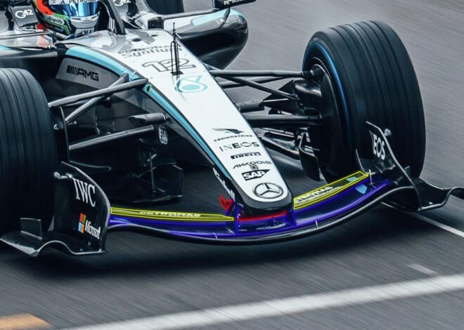 Mercedes tiene un solo flap móvil en el alerón delantero y hay un canal bajo el morro Mercedes tiene un solo flap móvil en el alerón delantero y hay un canal bajo el morro