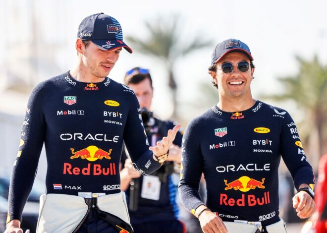Max Verstappen cumple su palabra y regala un casco a Checo Pérez con un mensaje personal
