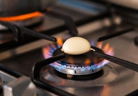 Por qué recomiendan quemar un diente de ajo sobre la hornalla Por qué recomiendan quemar un diente de ajo sobre la hornalla