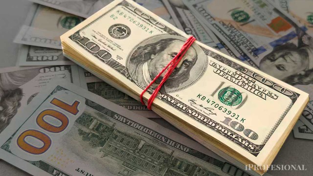 Mercado cambiario: el dólar mayorista retrocede, el BCRA  compra u$s126 millones y bajan reservas