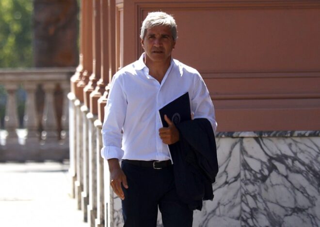 Caputo pidió que los argentinos depositen sus ahorros en los bancos y Di Tullio lo cruzó: "Traé la que tenés afuera" Caputo pidió que los argentinos depositen sus ahorros en los bancos y Di Tullio lo cruzó: "Traé la que tenés afuera"