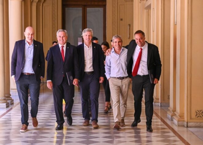 Papelón en la conferencia de prensa de Quirno y Adorni, obligaron a los empleados a aplaudirlos Papelón en la conferencia de prensa de Quirno y Adorni, obligaron a los empleados a aplaudirlos