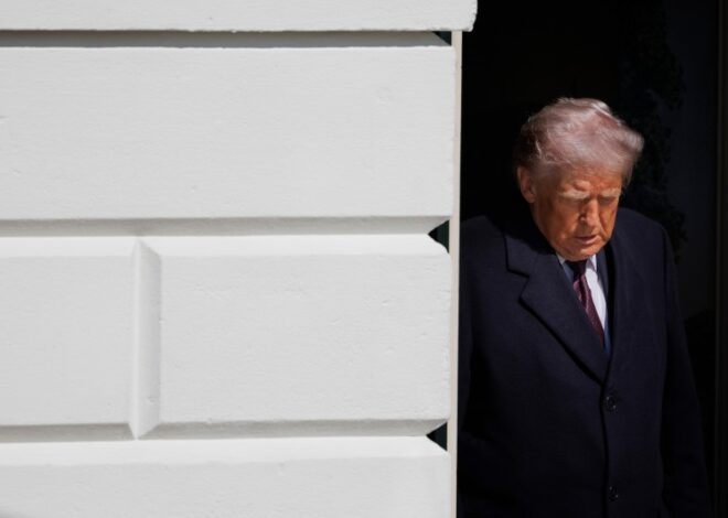 La inflación de Estados Unidos se disparó a medio punto mensual y complica la elección a Trump