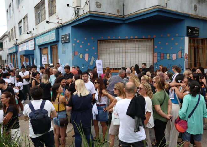 Alumnos con materias pendientes y sueldos impagos, los reclamos tras el cierre abrupto de un colegio porteño Alumnos con materias pendientes y sueldos impagos, los reclamos tras el cierre abrupto de un colegio porteño