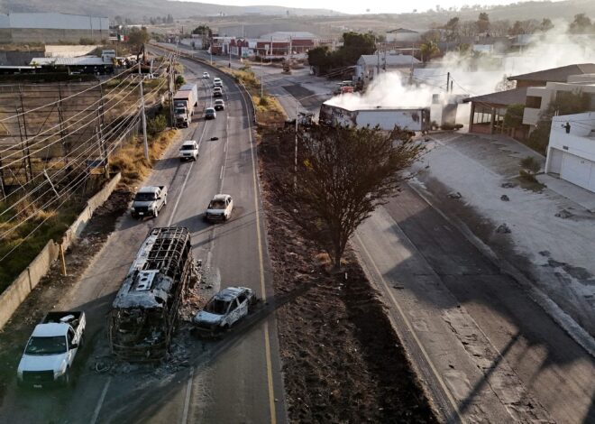 Buscan en México a 23 presos que se fugaron en medio de la ola de violencia narco que siguió a la muerte de “El Mencho” Buscan en México a 23 presos que se fugaron en medio de la ola de violencia narco que siguió a la muerte de “El Mencho”