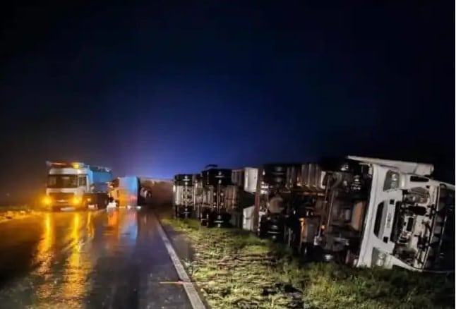 Madrugada dramática en Bombal: camiones volcados, daños y autoevacuados, fuerte temporal con vientos de 130 kilómetros por hora