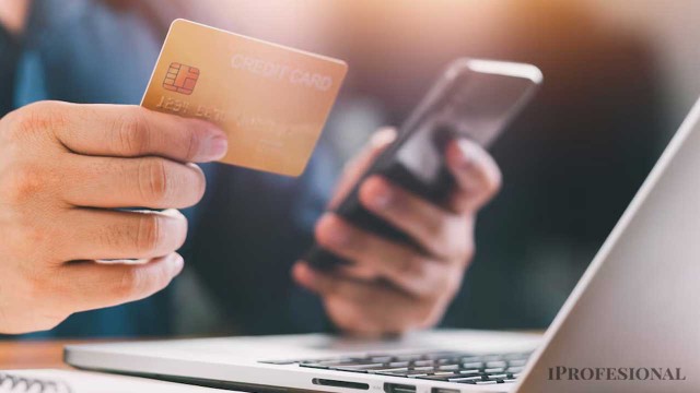 Condenan a banco por cobrar la tarjeta antes de tiempo: cómo recuperar el dinero con inereses