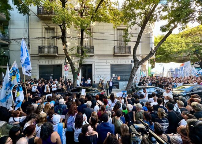 La militancia se apostó en San José 1111 para apoyar a Cristina Kirchner La militancia se apostó en San José 1111 para apoyar a Cristina Kirchner