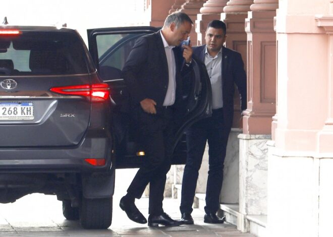 Adorni no quiso contestar si se fue a Punta del Este en avión privado