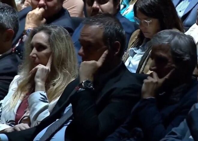 Karina furiosa porque Santiago se coló en la primera fila y encima Milei lo elogió Karina furiosa porque Santiago se coló en la primera fila y encima Milei lo elogió