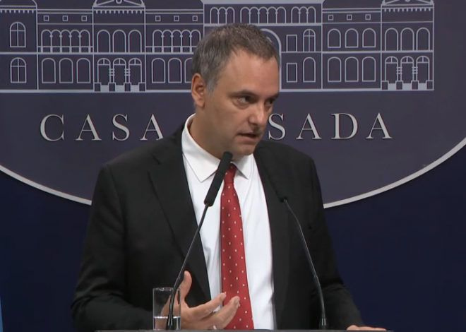 Terminó muy mal la conferencia de Adorni: "Yo hago lo que quiero con mi dinero"