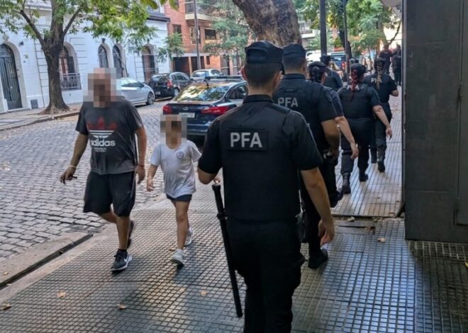 Adorni se hizo custodiar por 60 policías, asustado por la clase abierta de los alumnos de Filosofía Adorni se hizo custodiar por 60 policías, asustado por la clase abierta de los alumnos de Filosofía