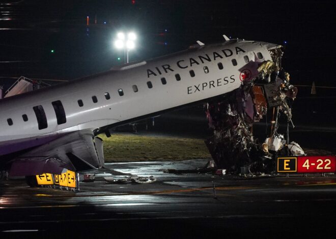 Nueva York: un avión de Air Canada Express chocó contra un camión de bomberos en el aeropuerto LaGuardia Nueva York: un avión de Air Canada Express chocó contra un camión de bomberos en el aeropuerto LaGuardia