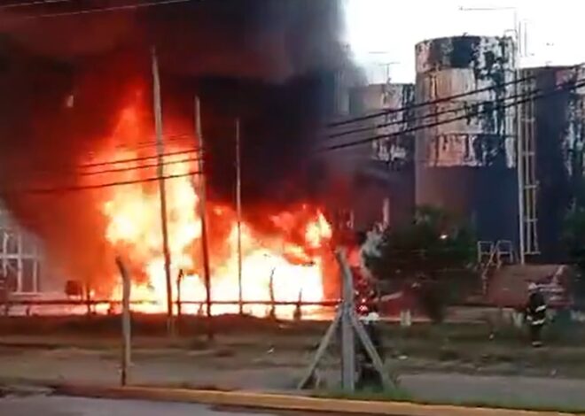 Feroz incendio en una refinería del Parque Industrial de Pilar: al menos un muerto Feroz incendio en una refinería del Parque Industrial de Pilar: al menos un muerto