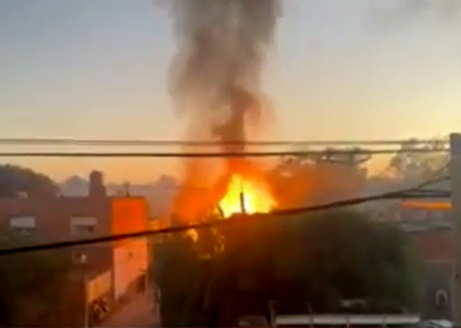 Video | Impactante incendio en un depósito en Mariano Acosta: se registran explosiones y una gran columna de humo Video | Impactante incendio en un depósito en Mariano Acosta: se registran explosiones y una gran columna de humo
