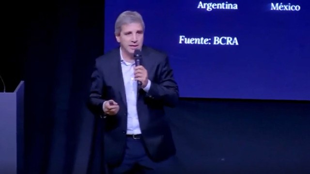 El exabrupto de Caputo: "A los que piden devaluar me dan ganas de cagarlos a patadas en el culo" El exabrupto de Caputo: "A los que piden devaluar me dan ganas de cagarlos a patadas en el culo"