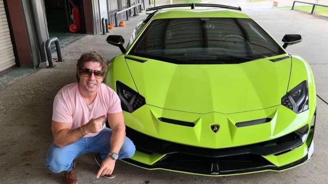 Cayó un trader influencer acusado de estafa: mostraba una vida de lujo, entre viajes y autos