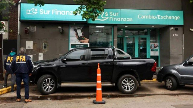El BCRA multó por $12.000 millones a la financiera ligada a "Chiqui" Tapia y le prohibió operar El BCRA multó por $12.000 millones a la financiera ligada a "Chiqui" Tapia y le prohibió operar