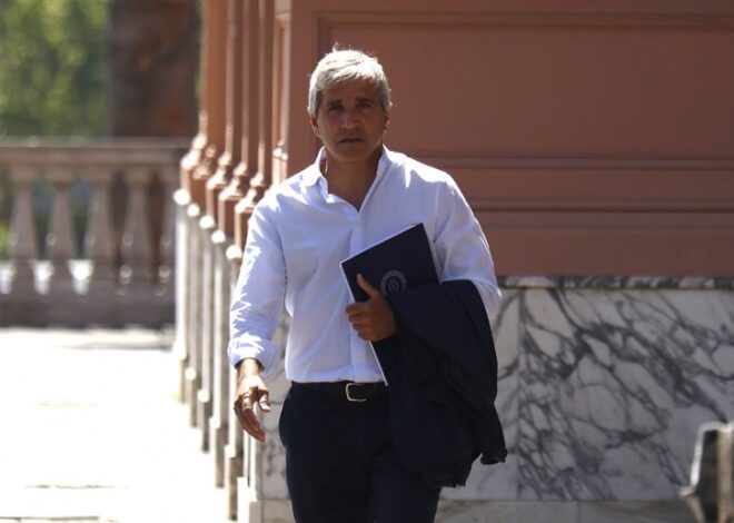 Caputo sostuvo el superávit gracias a las privatizaciones y pateando pagos por 1,4 billones
